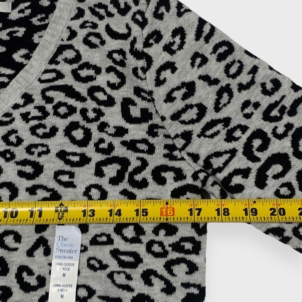 Croft & Barrow Leopard Print Sweater Gray Size Medium Womens Animal Print V-Neck - Picture 8 of 12